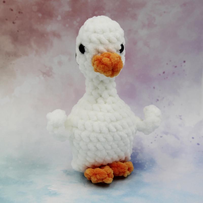 Вязаная игрушка-брелок Белый Гусенок