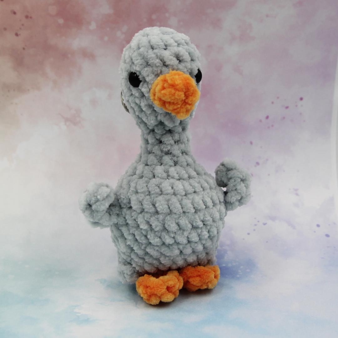 Вязаная игрушка-брелок Серый Гусенок