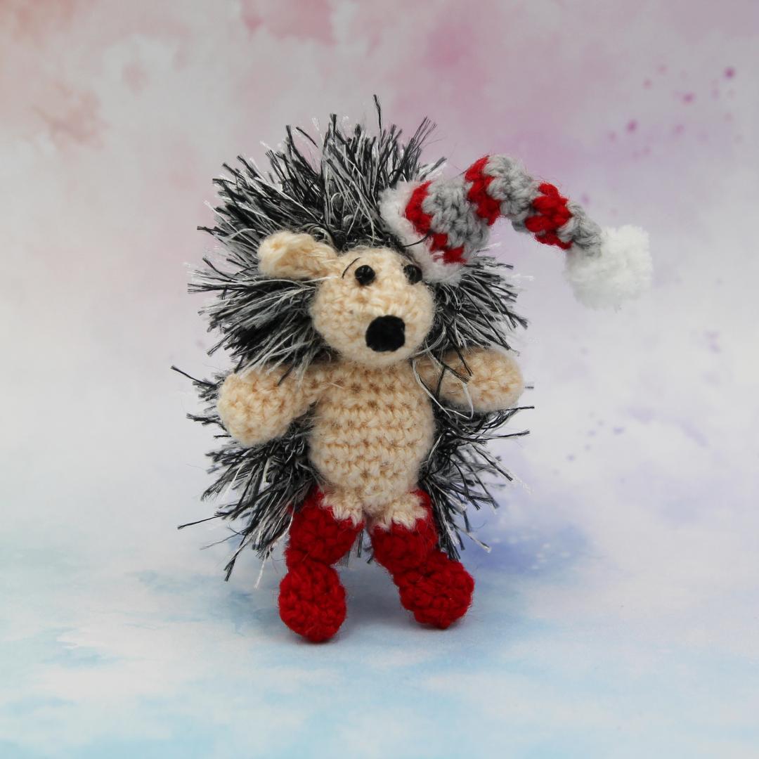 Вязаная игрушка Новогодний Ежик 8 см