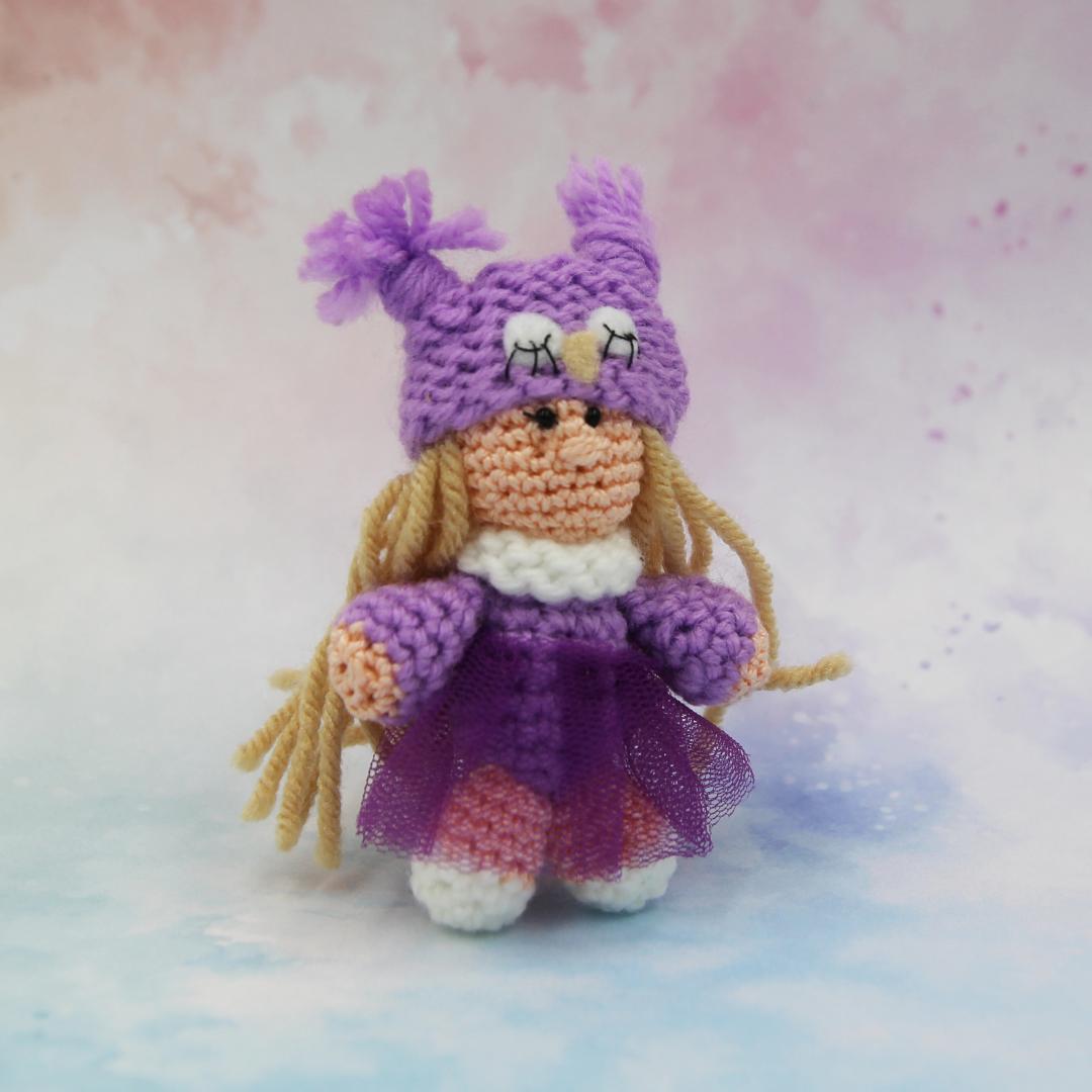 Вязаная игрушка Сиреневая Куколка 8 см