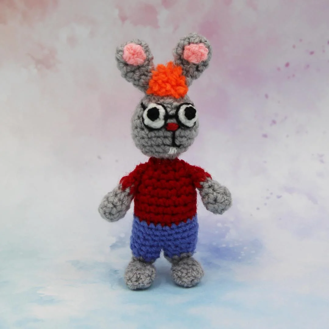Вязаная игрушка Серый Кролик в Очках 11 см