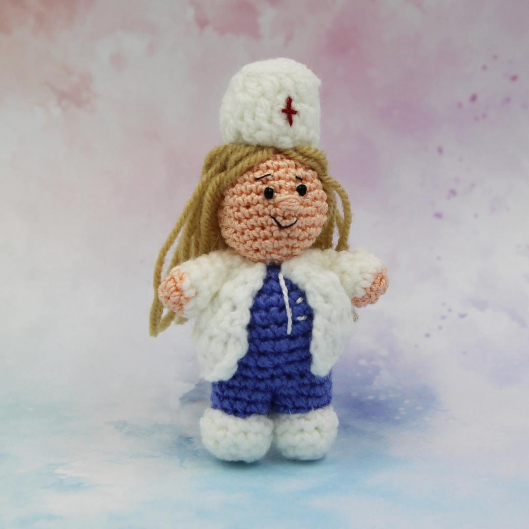 Вязаная игрушка Куколка-доктор 8 см