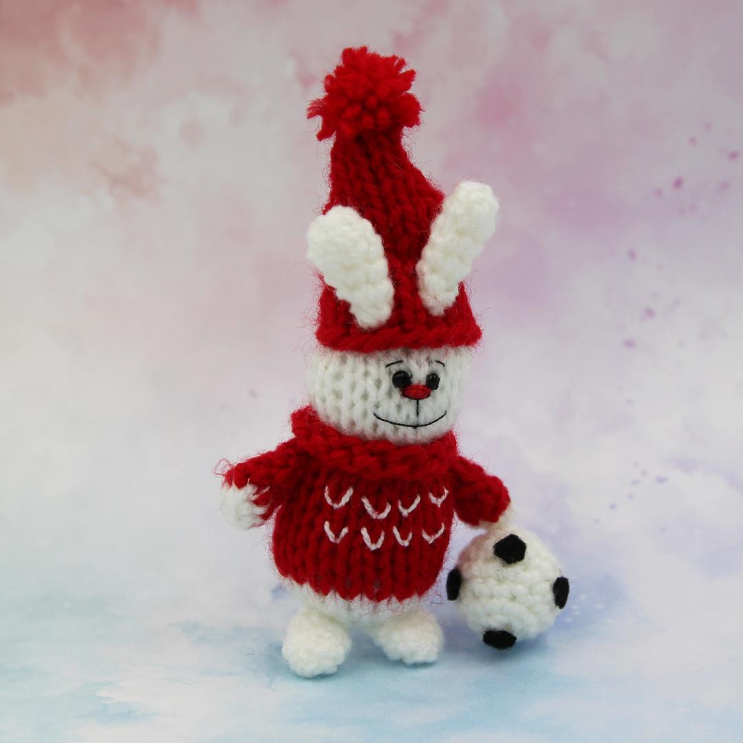 Вязаная игрушка Зайчик-Футболист 9 см