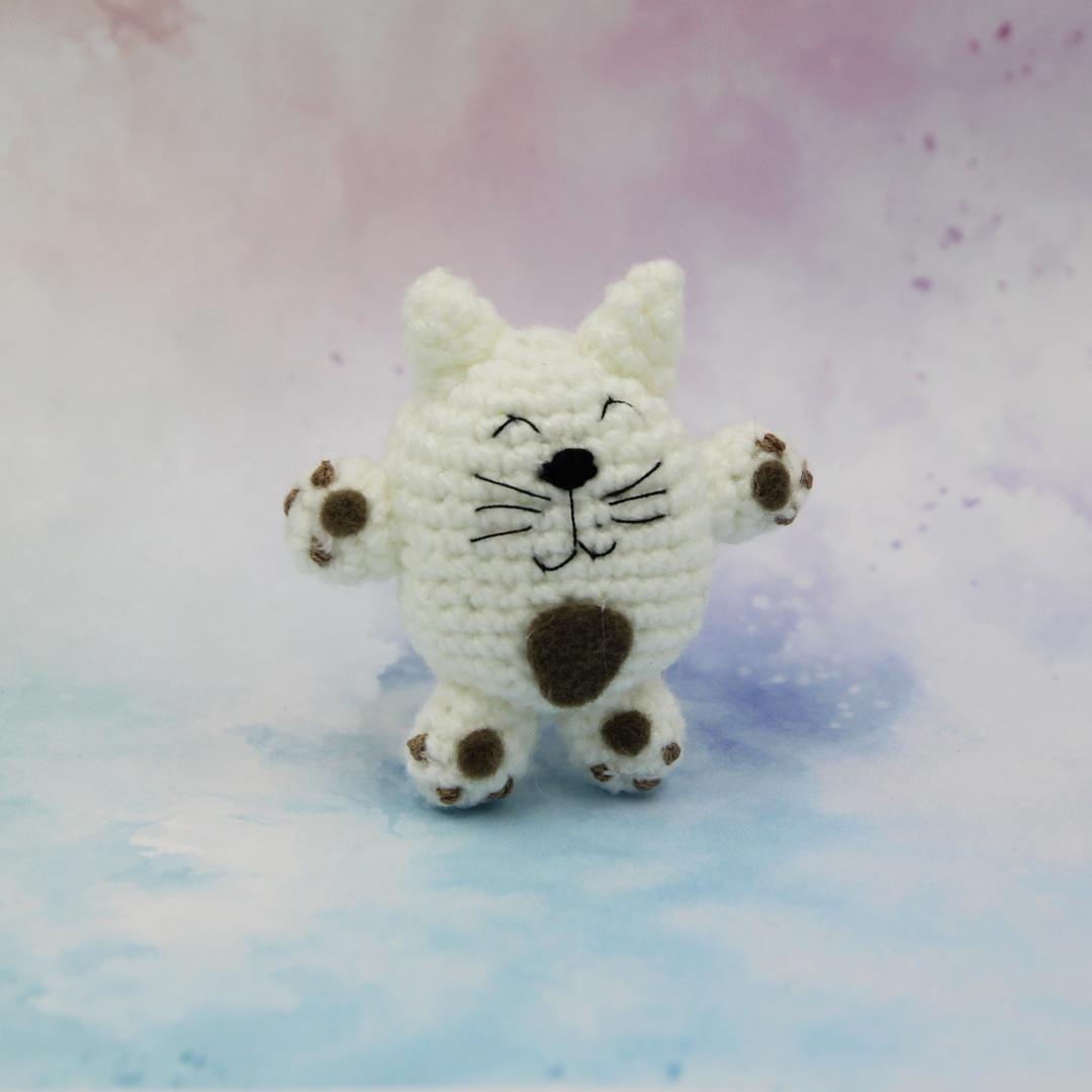 Вязаная игрушка Котик-добряк 6 см