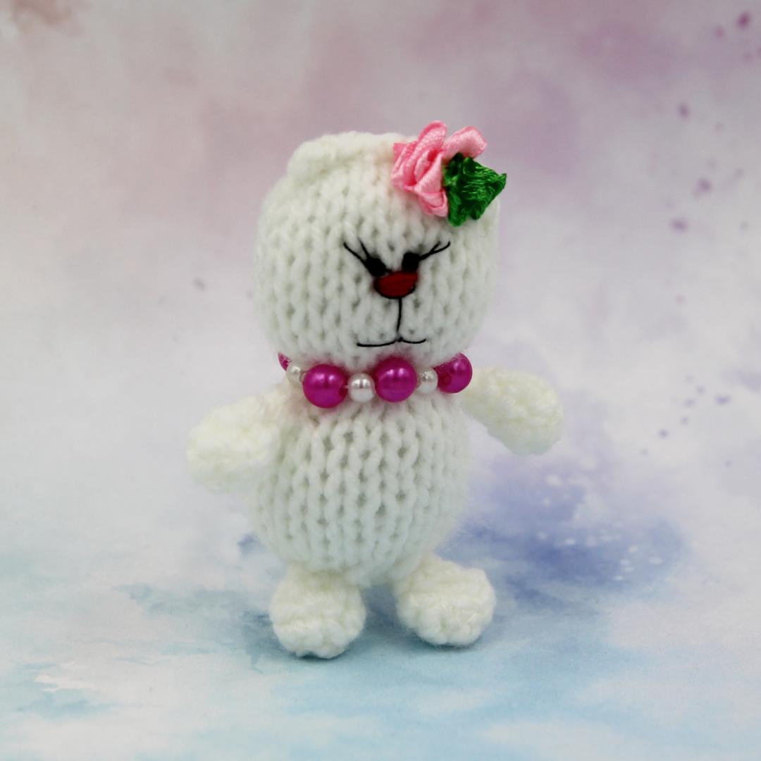 Вязаная игрушка Кошечка в Розовых Бусах 7 см