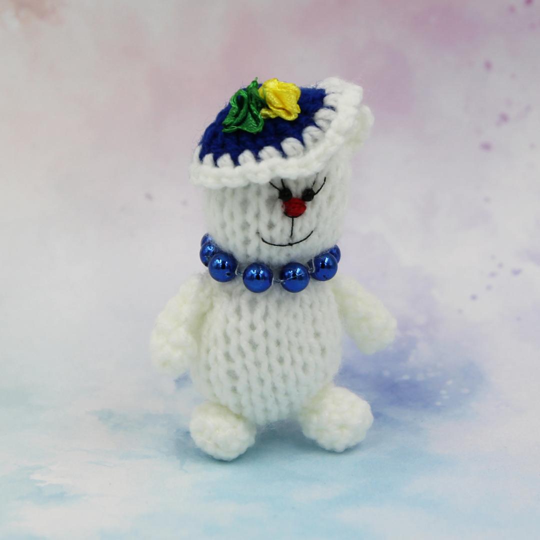 Вязаная игрушка Кошечка в Синих Бусах 7 см