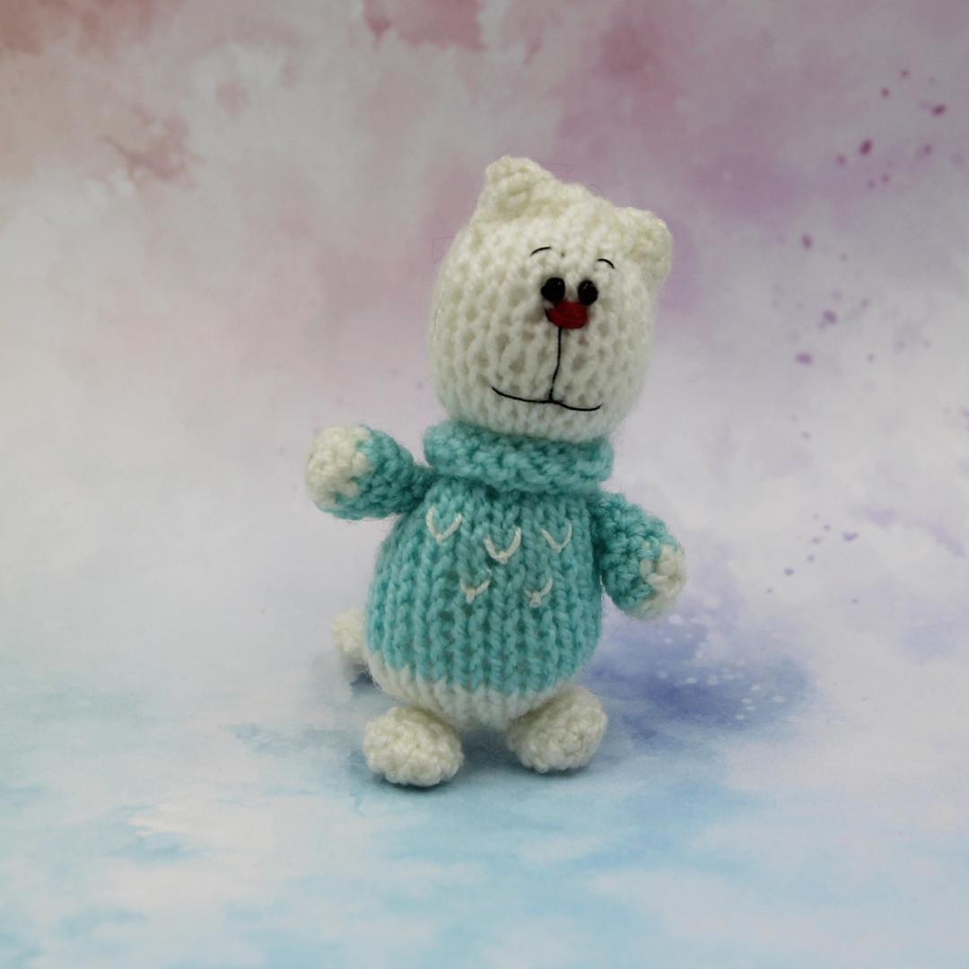 Вязаная игрушка Котик в Голубом Свитере 9 см