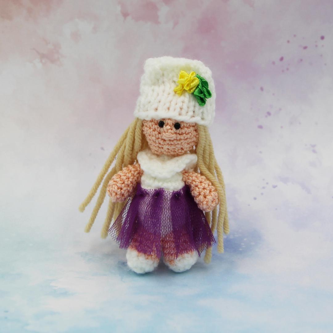 Вязаная игрушка Куколка в Белой Шапке 9 см
