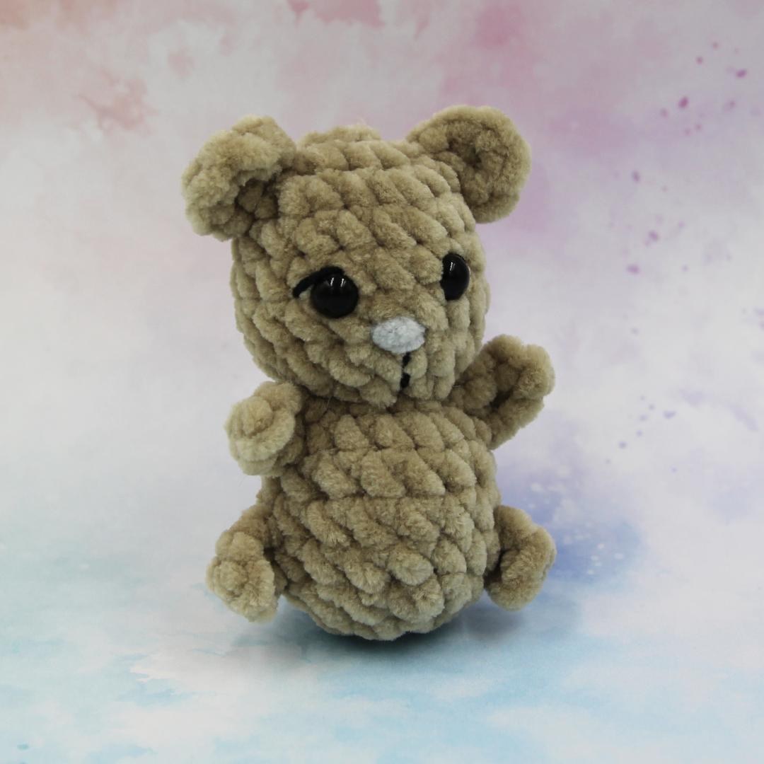 Вязаная игрушка-брелок Мишка