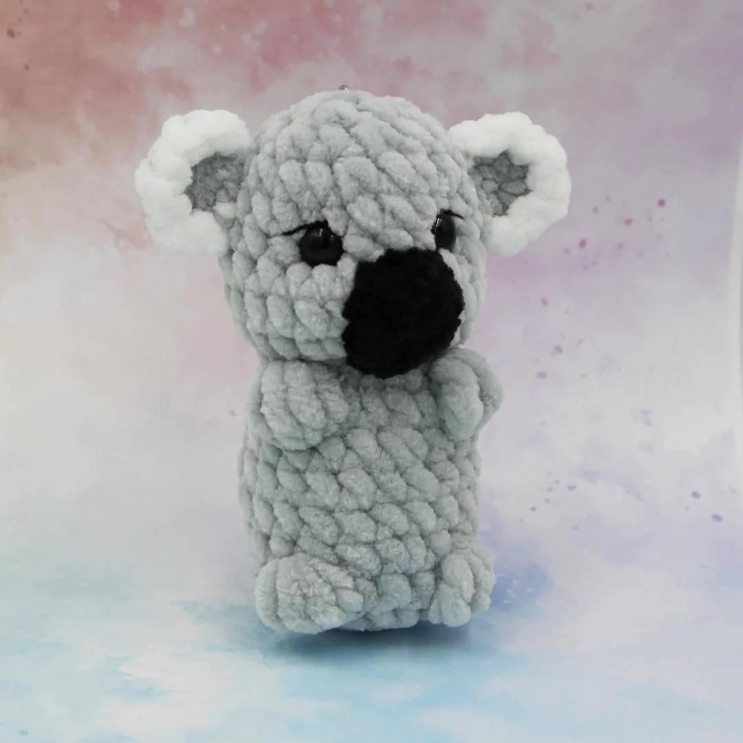 Вязаная игрушка-брелок Коала