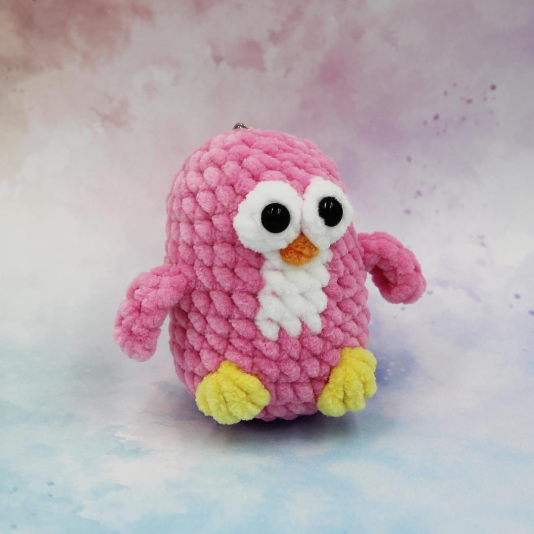 Вязаная игрушка-брелок Розовый Пингвин