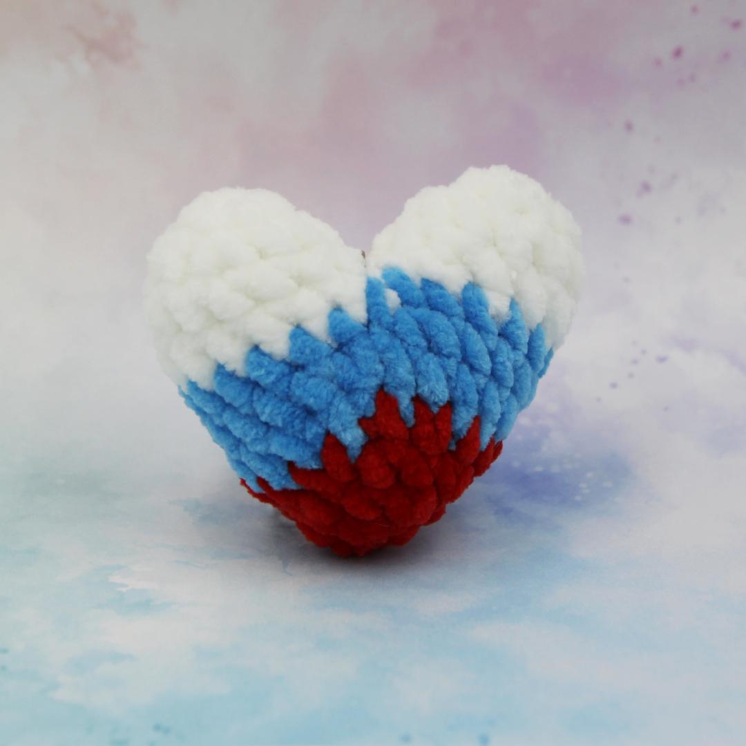 Вязаная игрушка-брелок Сердце Триколор Россия
