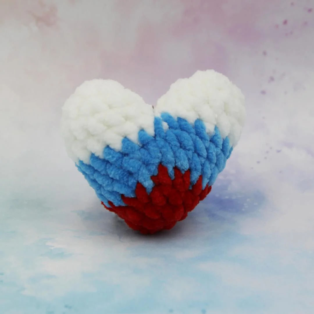 Вязаная игрушка-брелок Сердце Триколор Россия