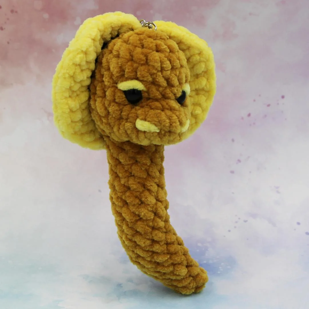 Вязаная игрушка-брелок Кобра