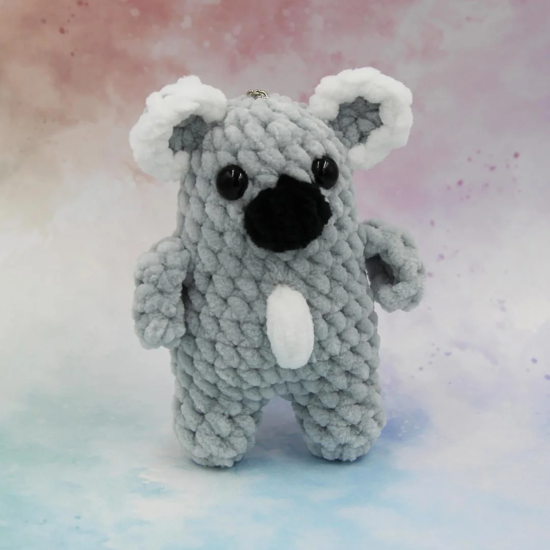 Вязаная игрушка-брелок Коала Светло-серая