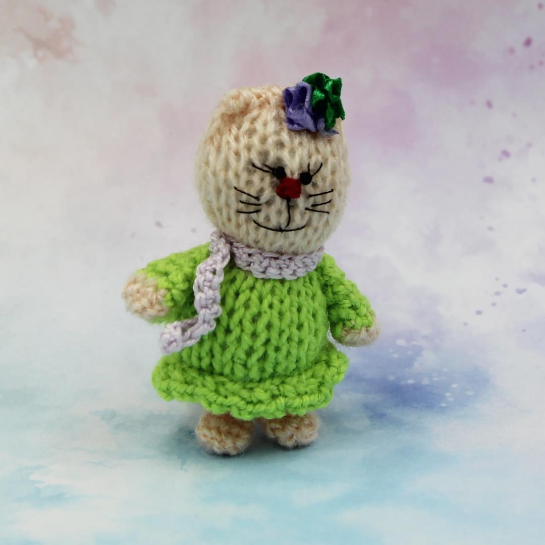 Вязаная игрушка Кошечка в Зеленом 8 см
