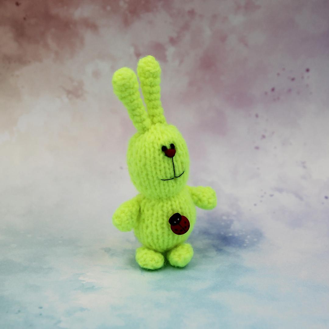 Вязаная игрушка Кислотный Зайчик 11 см