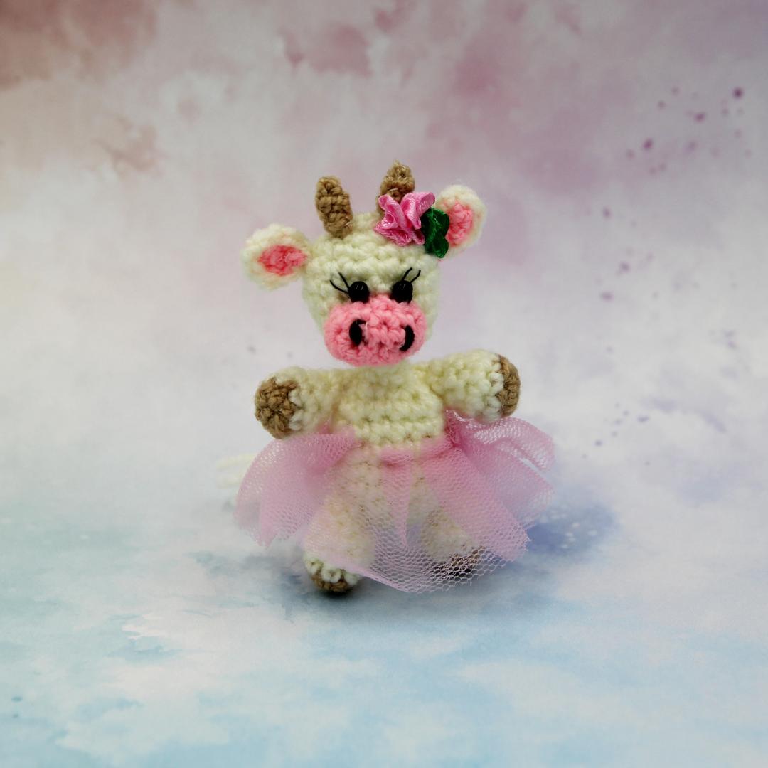 Вязаная игрушка Коровка в Розой Юбке 7 см