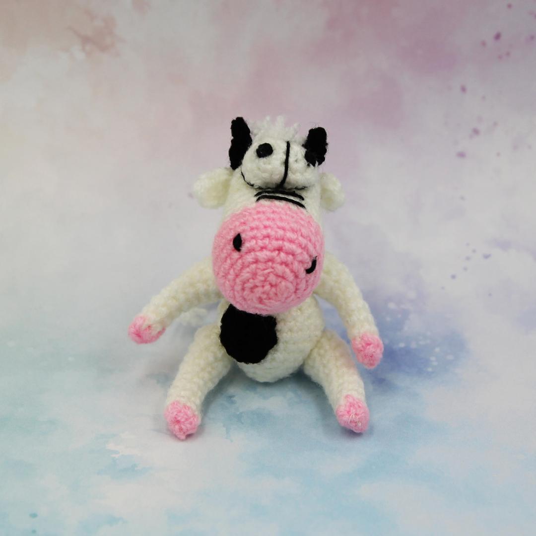 Вязаная игрушка Коровка 9 см