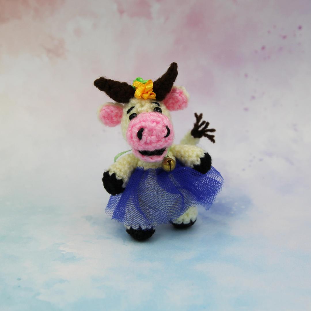 Вязаная игрушка Коровка в Синей Юбке 8 см
