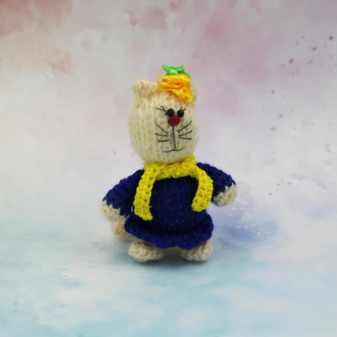 Вязаная игрушка Кошечка в Синем 8 см
