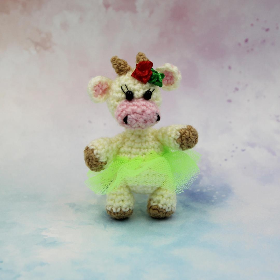 Вязаная игрушка Коровка в Зеленой Юбке 7 см