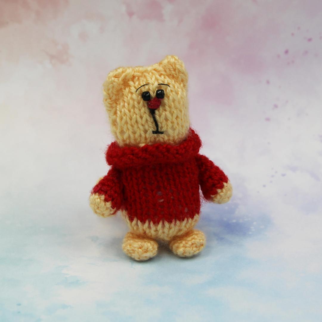 Вязаная игрушка Котик в Красном Свитере 8 см