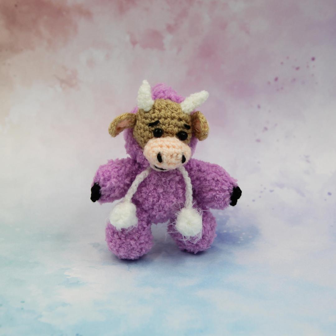 Вязаная игрушка Коровка в Фиолетовом 8 см