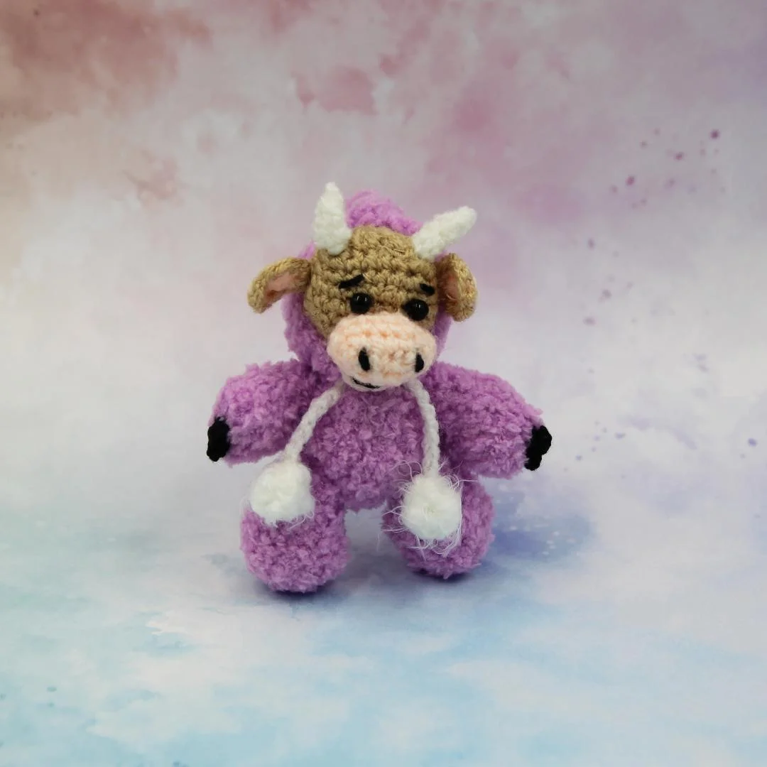 Вязаная игрушка Коровка в Фиолетовом 8 см
