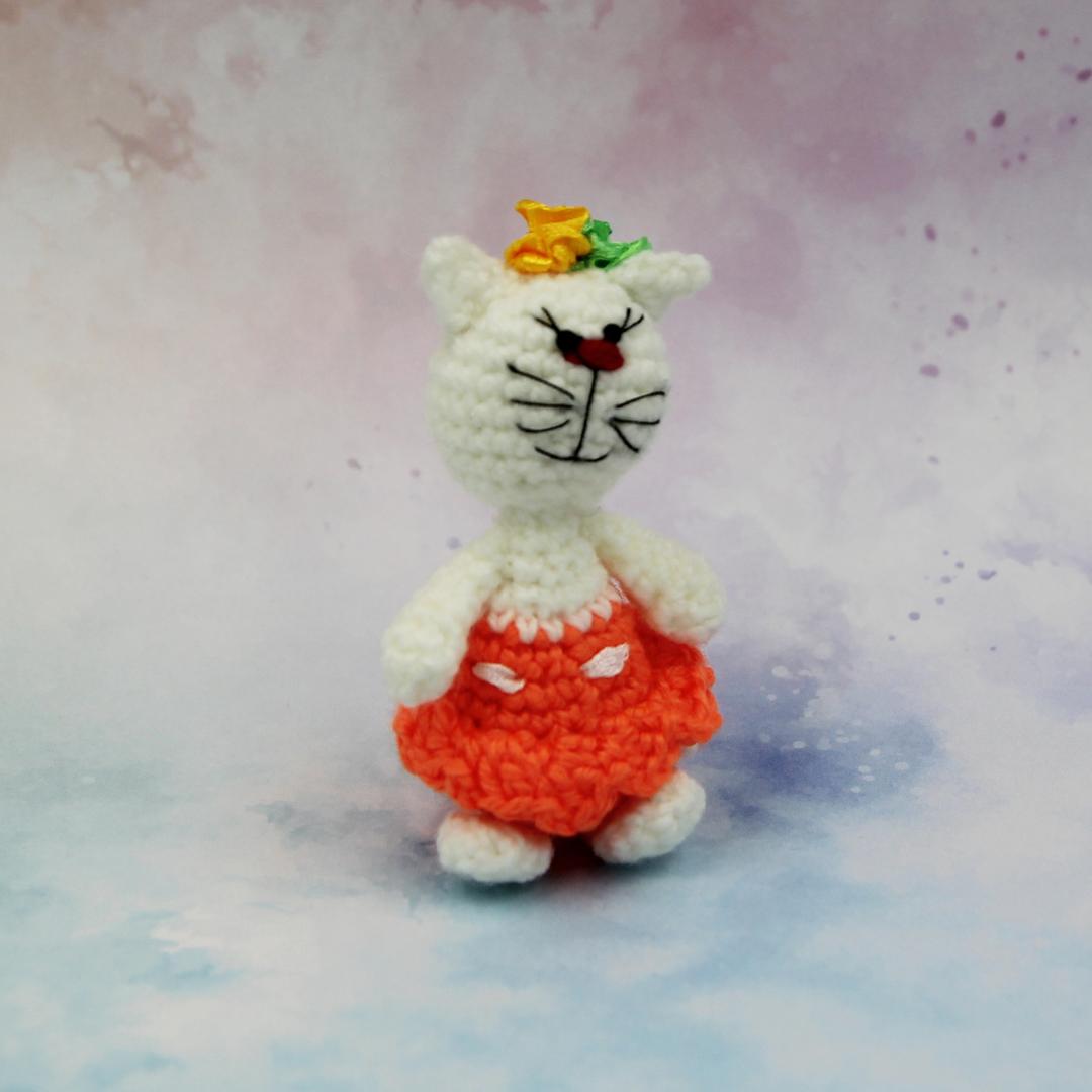 Вязаная игрушка Кошечка в Оранжевой Юбке 8 см