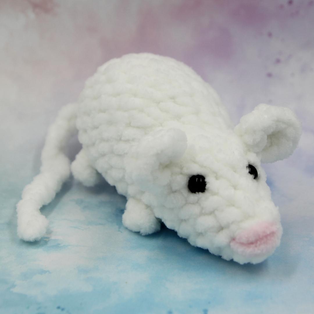 Вязаная игрушка Белая Мышка