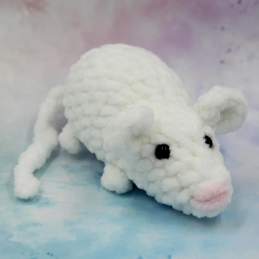 Вязаная игрушка Белая Мышка