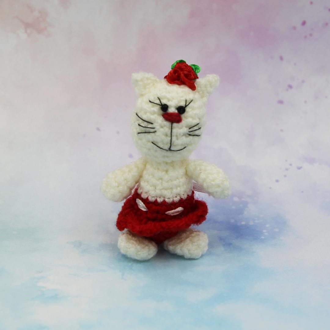 Вязаная игрушка Кошечка в Красной Юбке 7 см