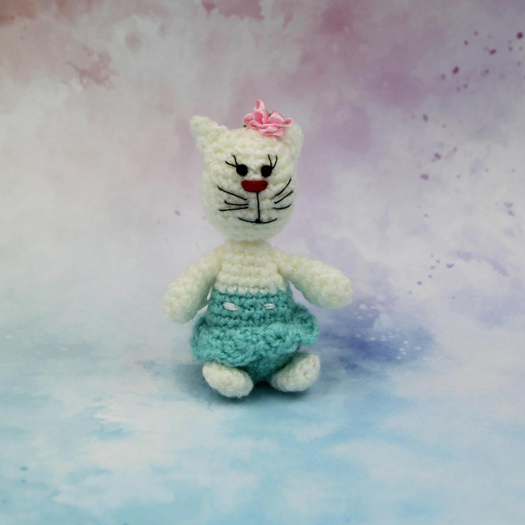 Вязаная игрушка Кошечка в Голубой Юбке 7 см