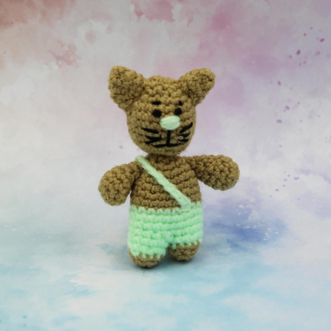 Вязаная игрушка Котик в Шортах 7 см