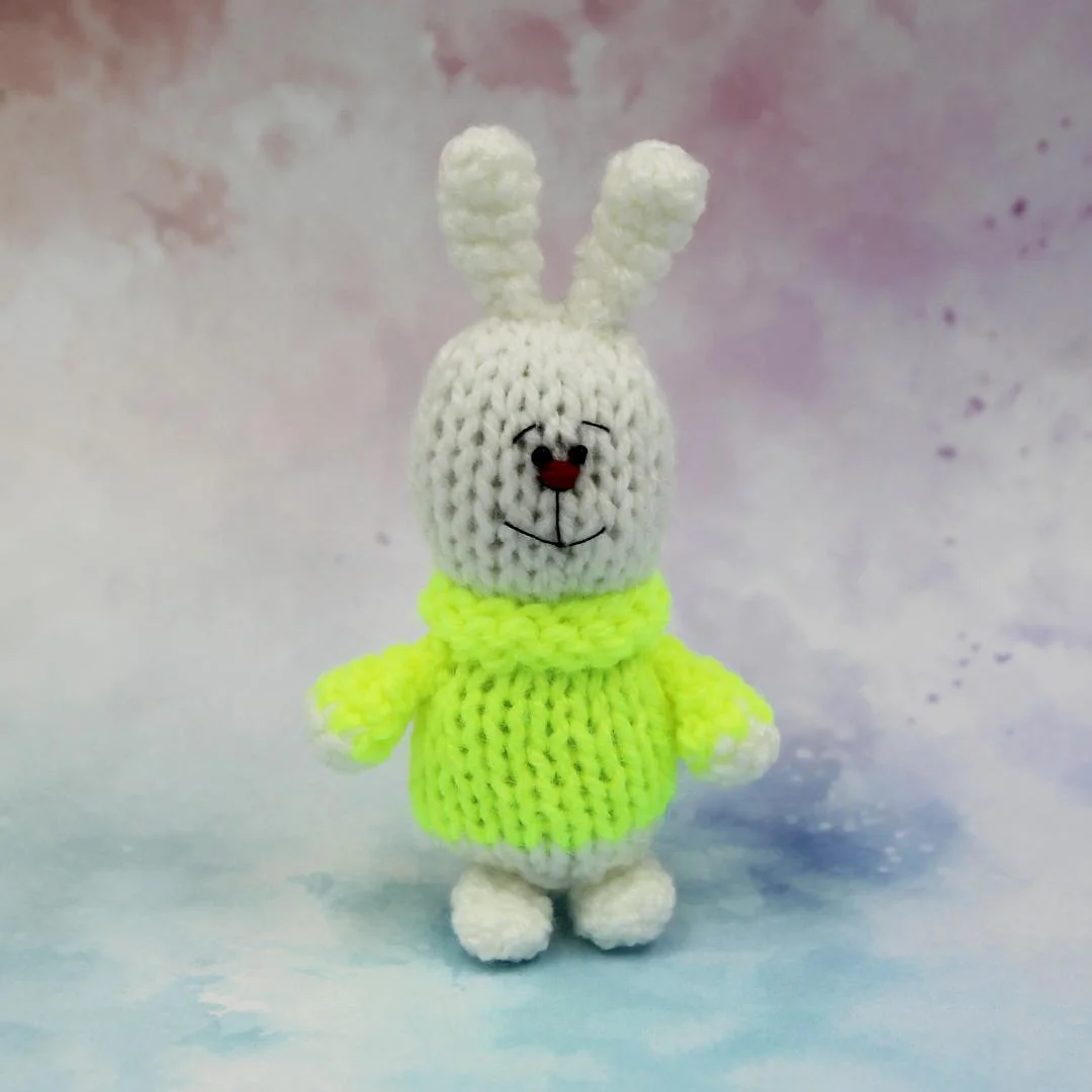 Вязаная игрушка Зайчик в Свитере 11 см