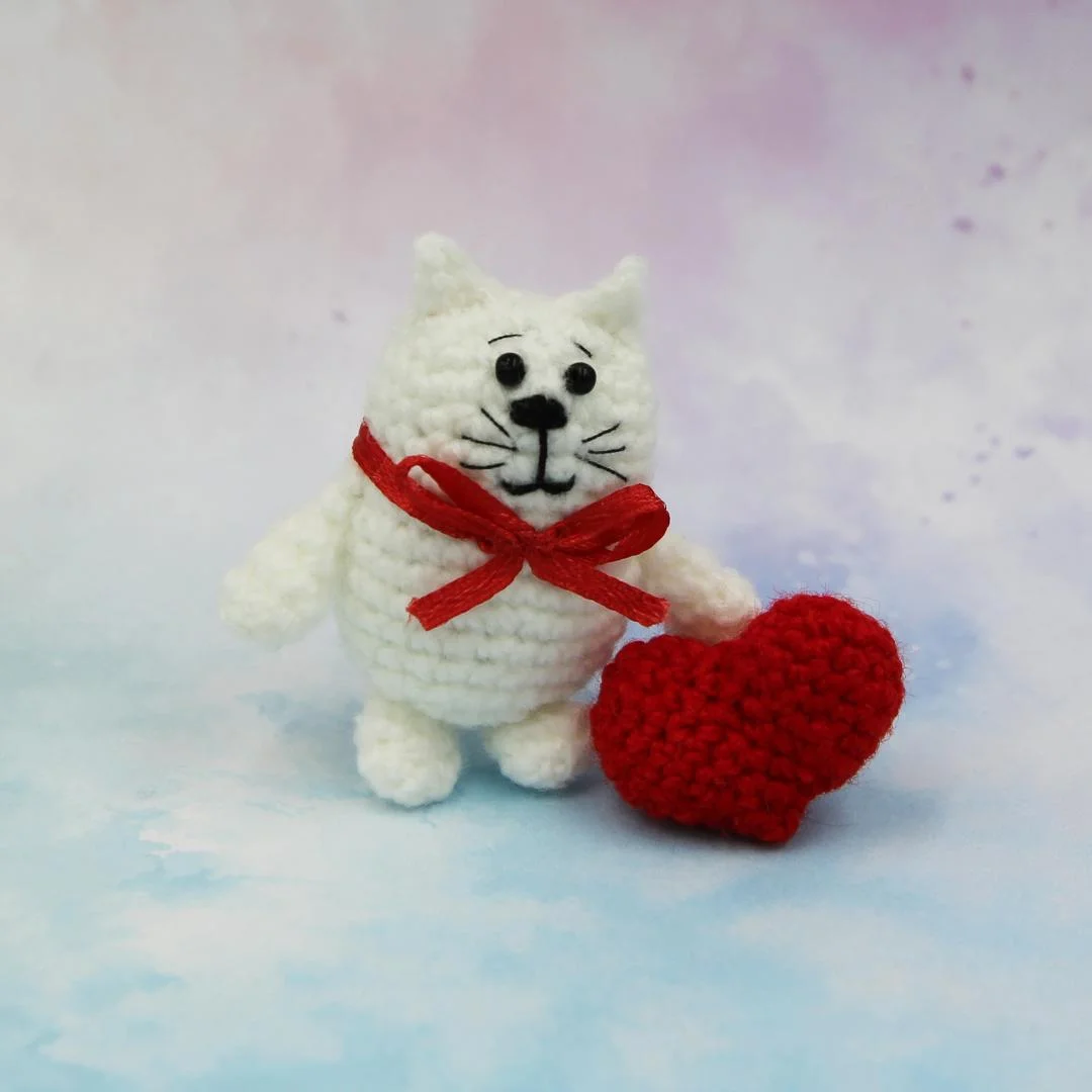 Вязаная игрушка Котик с Сердцем 6 см