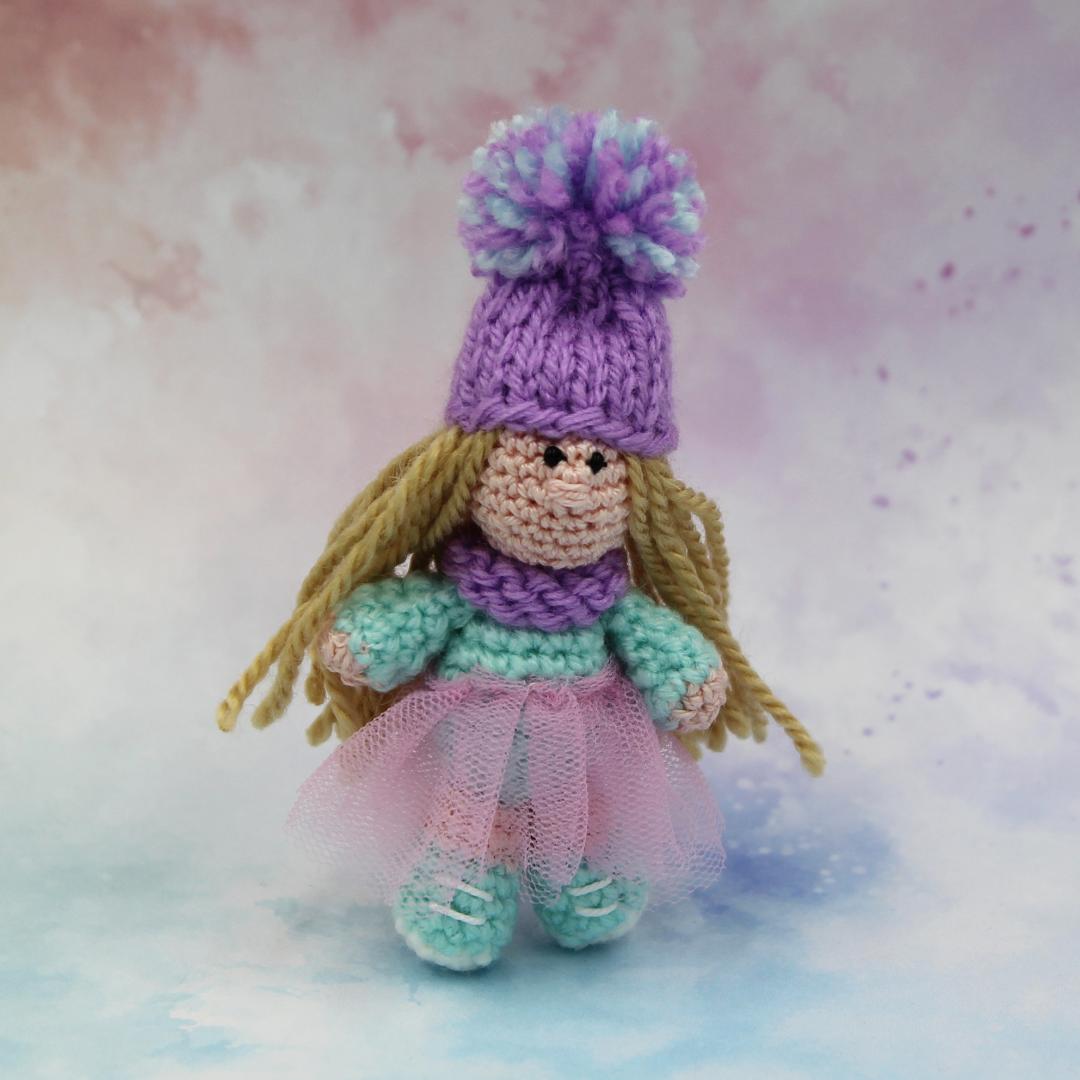 Вязаная игрушка Куколка в Шапке 10 см