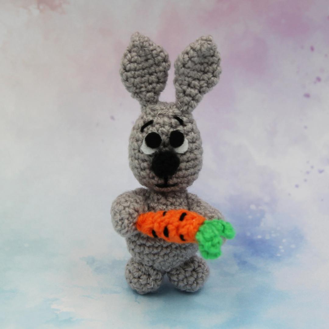 Вязаная игрушка Кролик с Морковкой 9 см