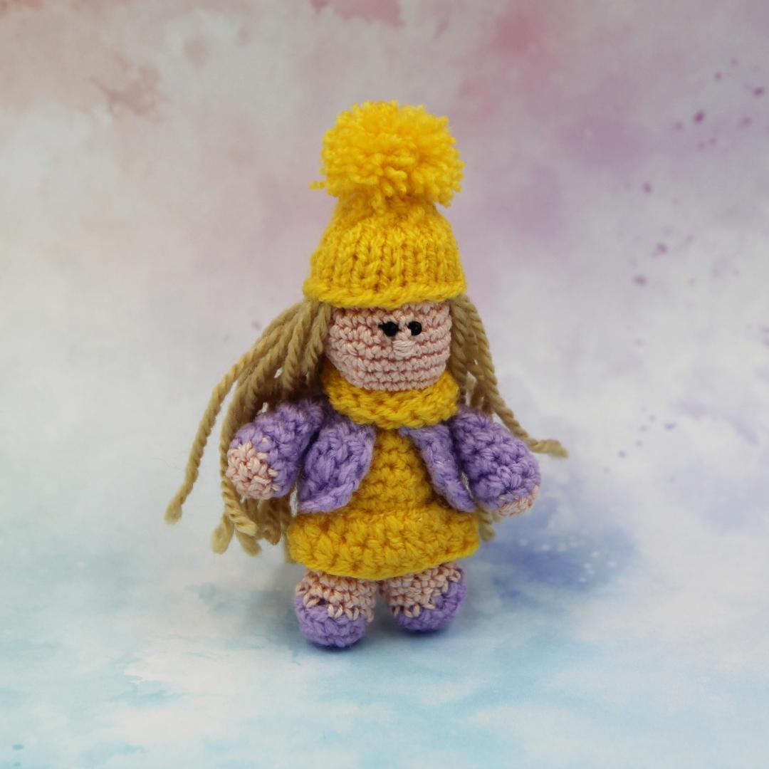 Вязаная игрушка Куколка в Желтой Шапке 9 см
