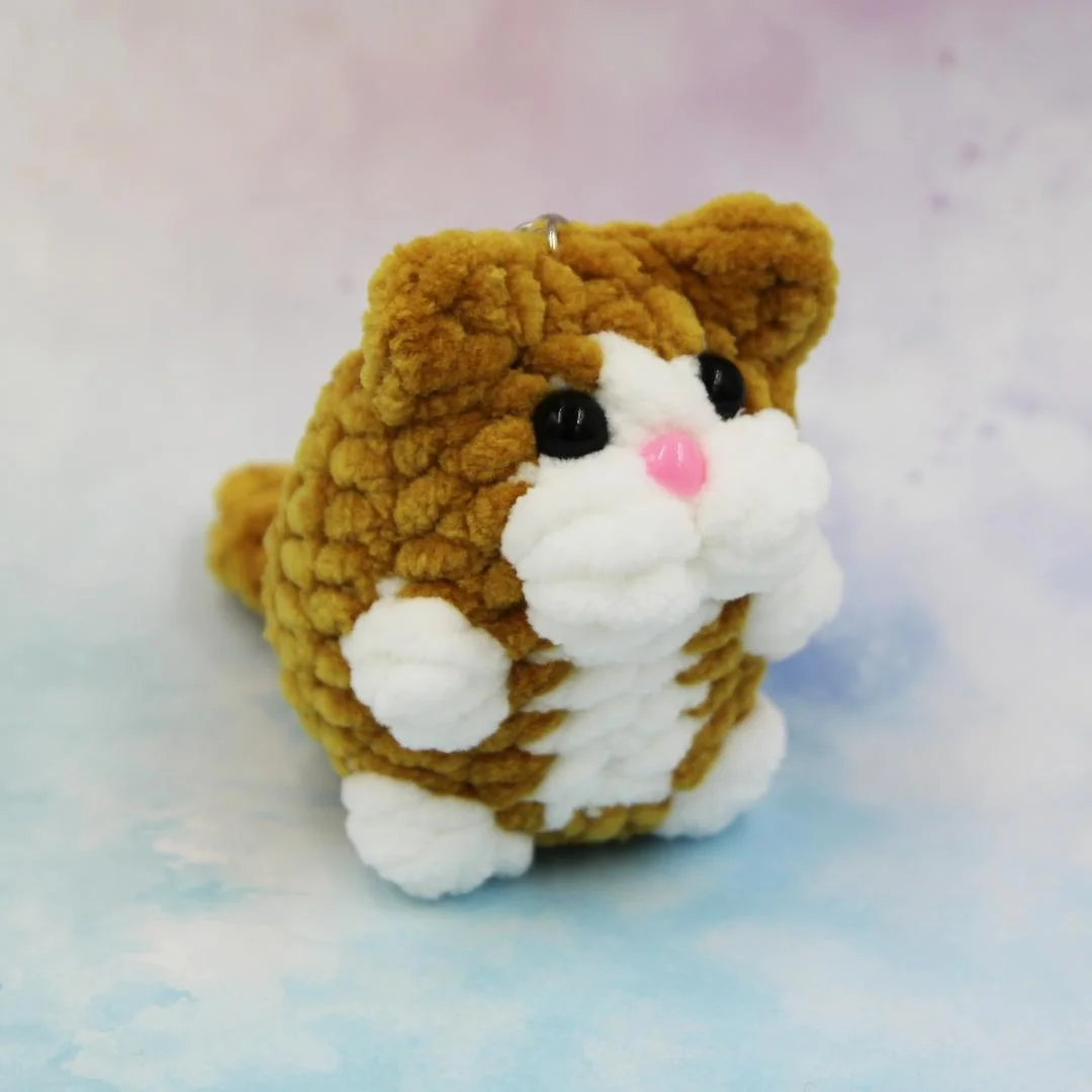 Вязаная игрушка-брелок Коричневый Котенок