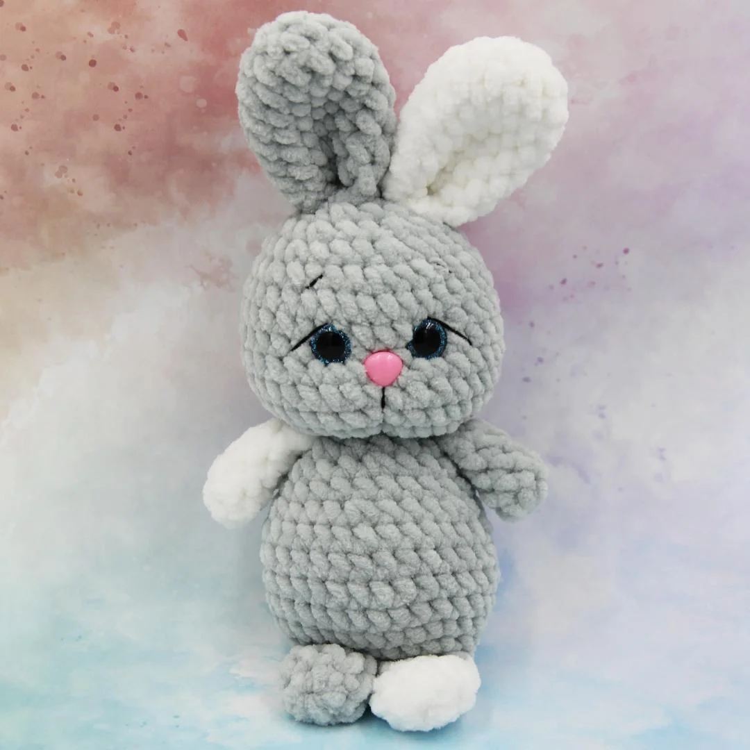 Вязаная игрушка Серый Зайка